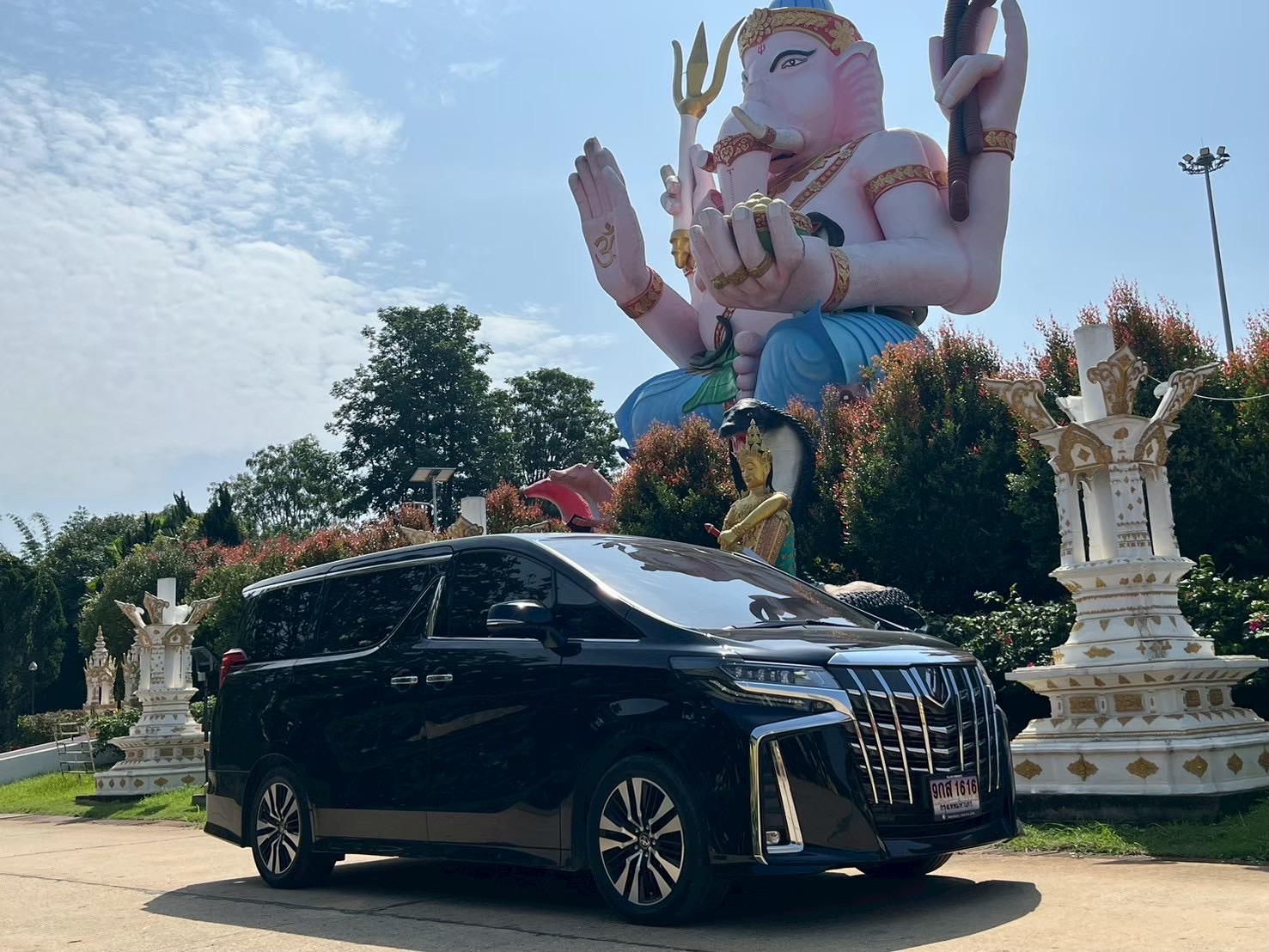 Toyota Alphard สีดำ บริการรถพร้อมคนขับ ณ วัดพระธาตุดอยคำ เชียงใหม่