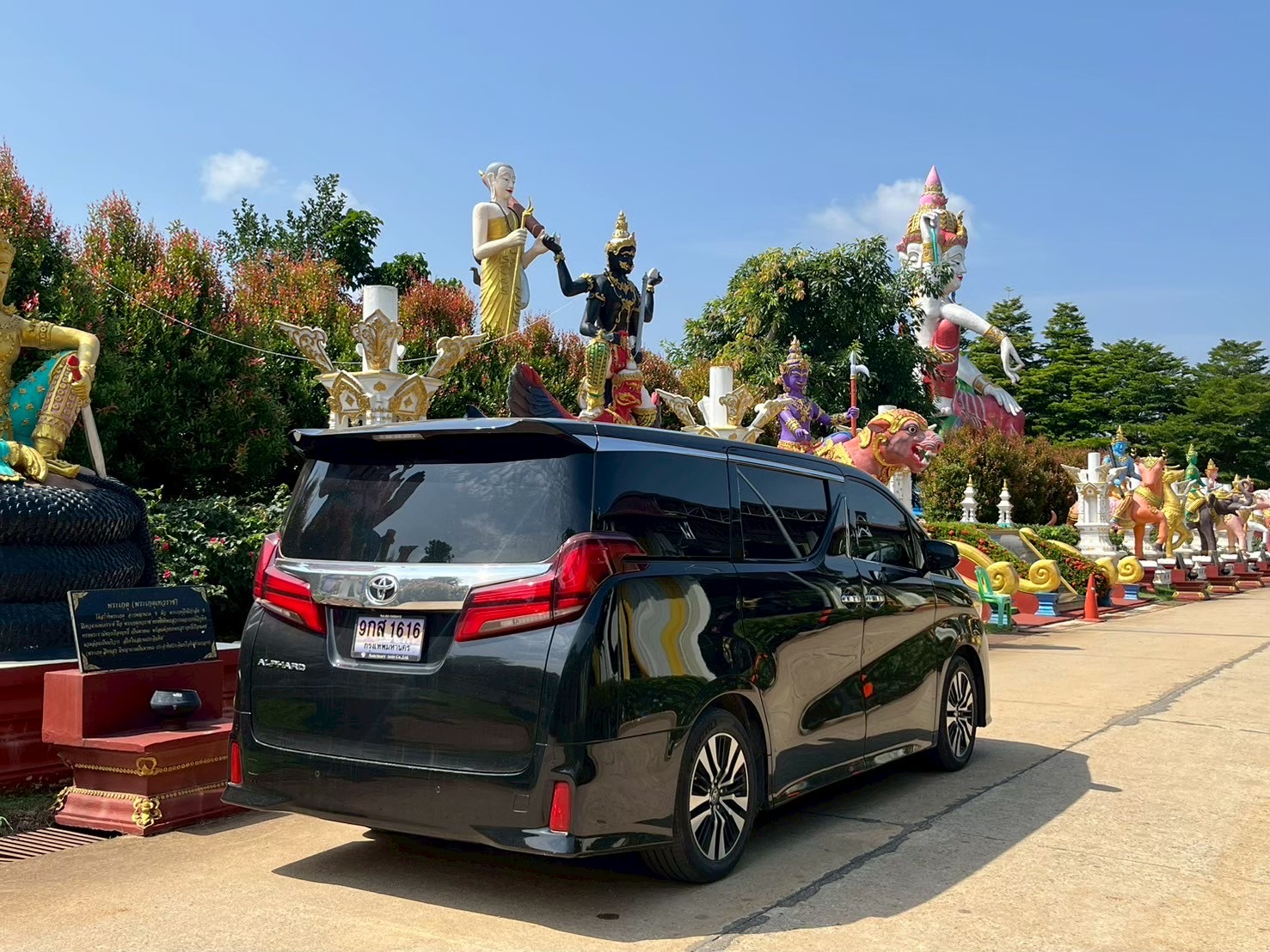Toyota Alphard สีดำ มุมด้านหลัง ณ วัดพระธาตุดอยคำ
