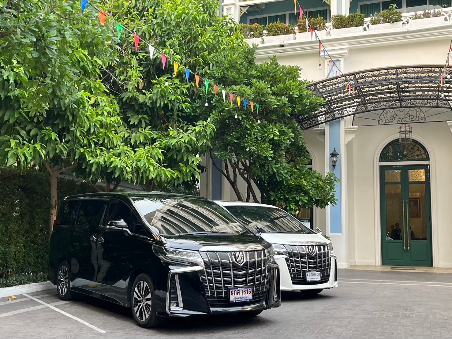 รถ Toyota Alphard สีดำและสีขาว พร้อมคนขับเชียงใหม่