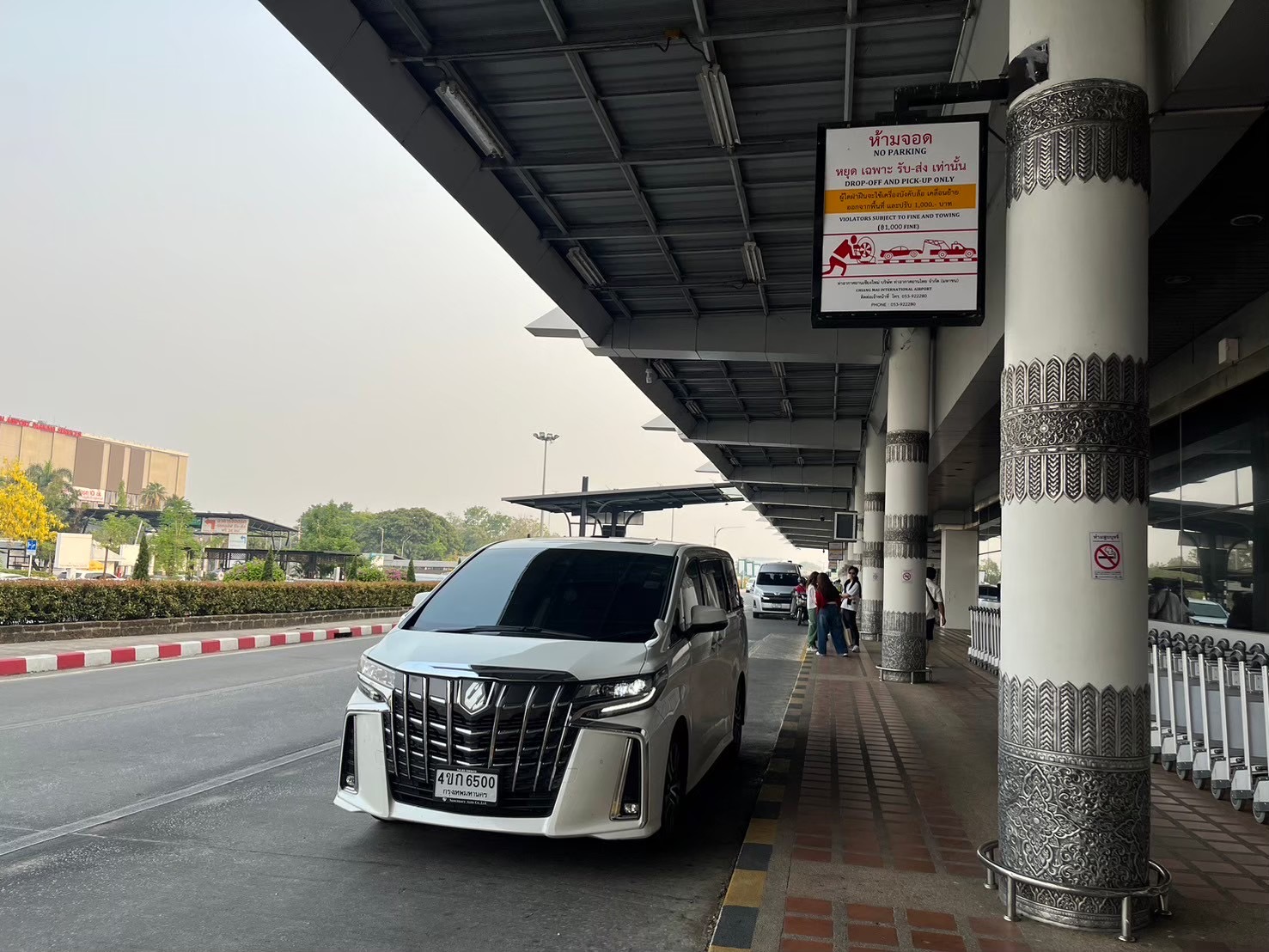 Toyota Alphard สีขาว บริการรับส่งสนามบินเชียงใหม่