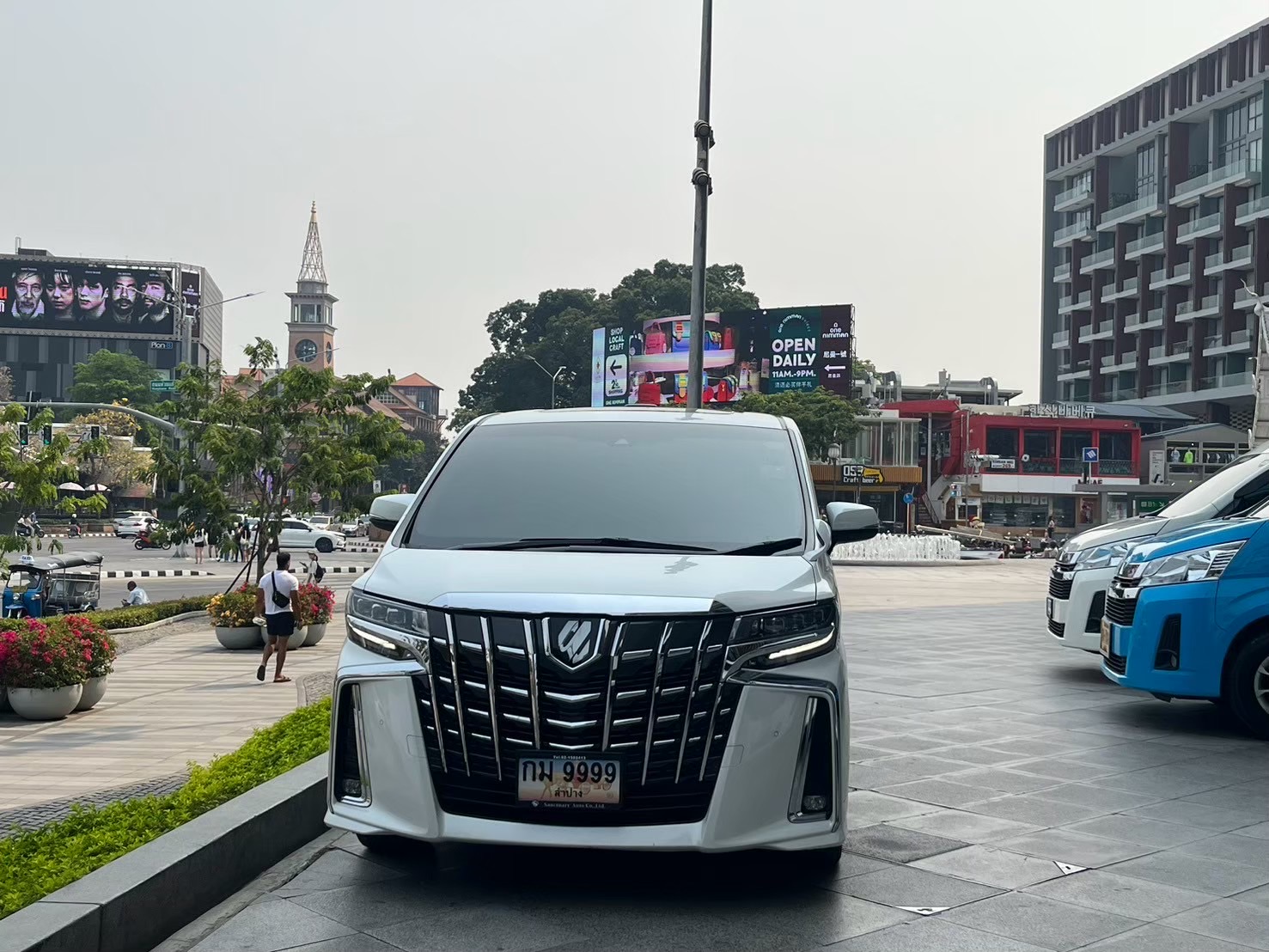 Toyota Alphard สีขาว พร้อมคนขับในตัวเมืองเชียงใหม่