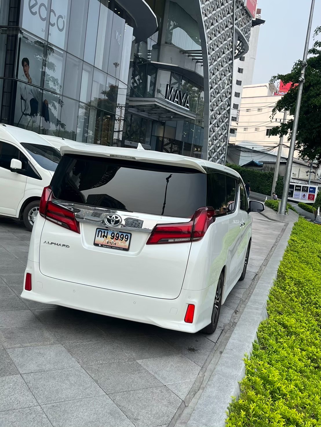 Toyota Alphard สีขาว มุมด้านหลังในเชียงใหม่
