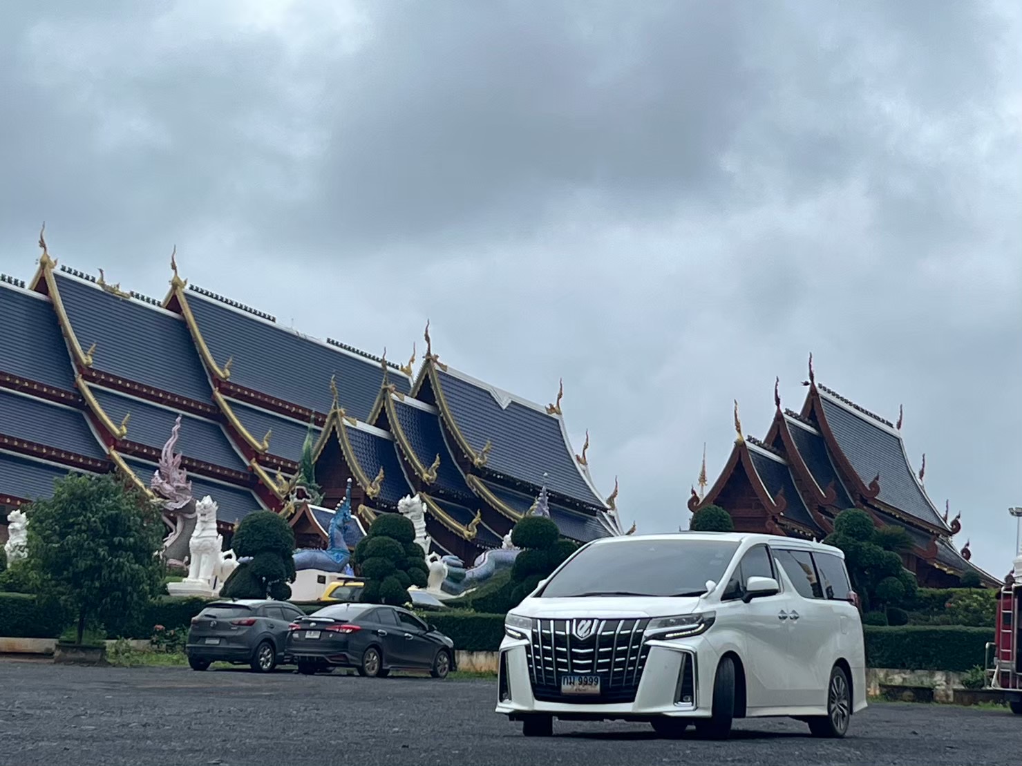 Toyota Alphard สีขาว บริการรถพร้อมคนขับ ณ วัดพระสิงห์ เชียงใหม่