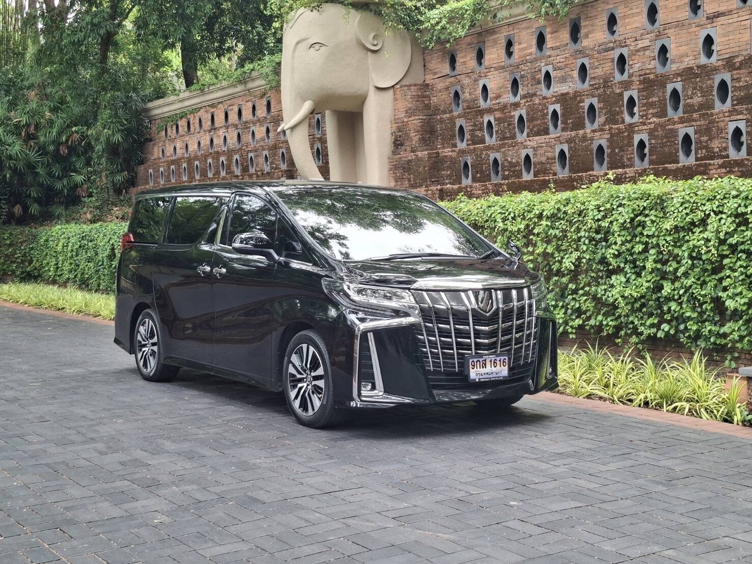 Toyota Alphard สีดำ มุมเฉียง