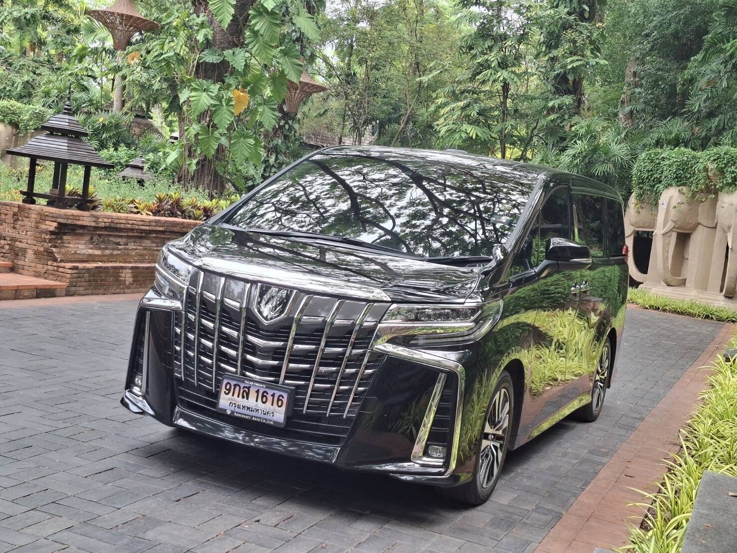 Toyota Alphard สีดำ มุมด้านหน้า