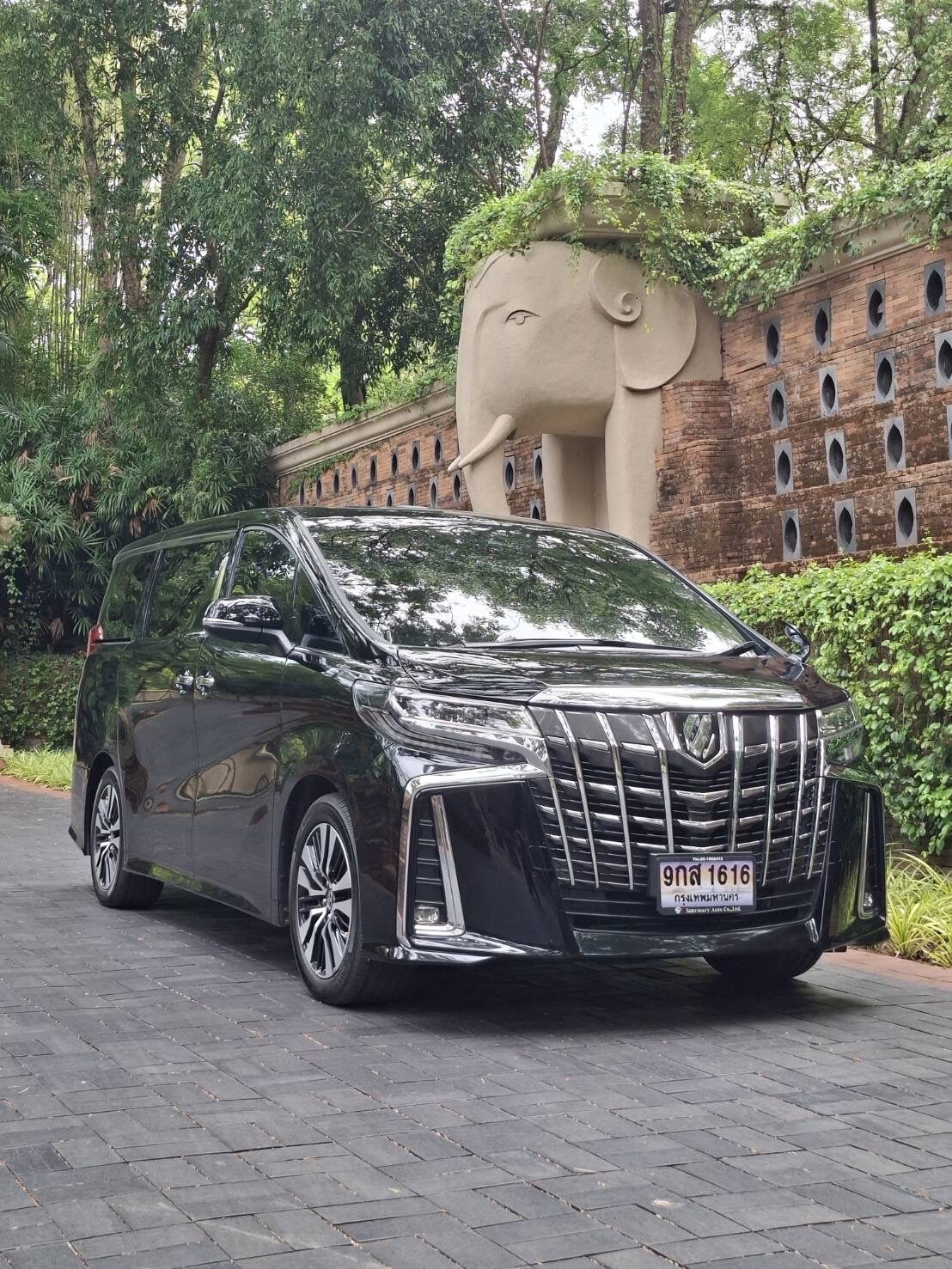 Toyota Alphard สีดำ ถ่ายแนวตั้ง