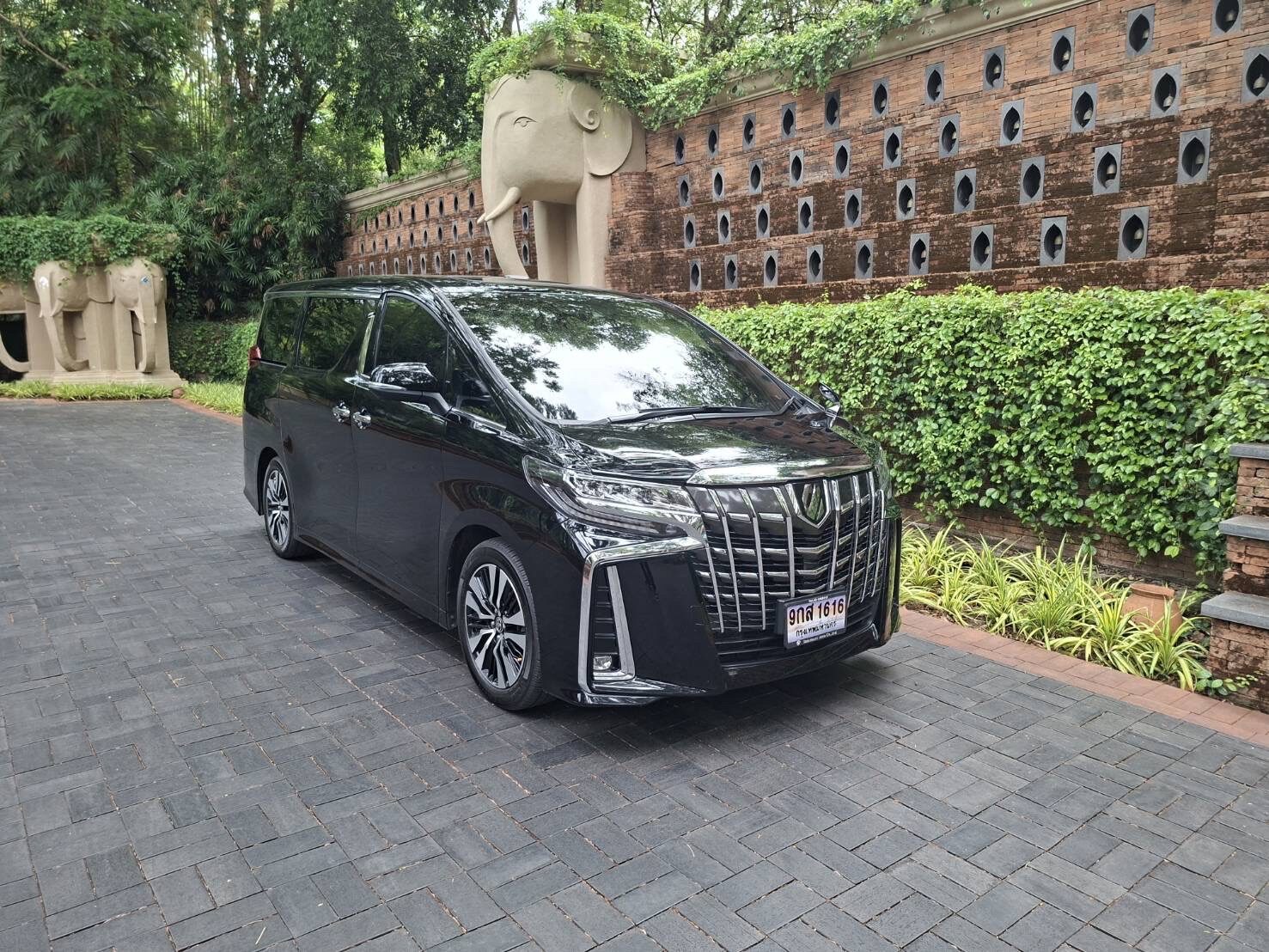 Toyota Alphard สีดำ มุมกว้าง