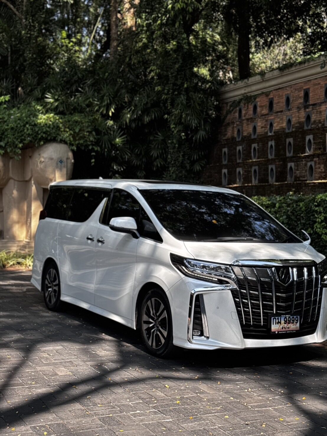Toyota Alphard สีขาว มุมด้านหน้า