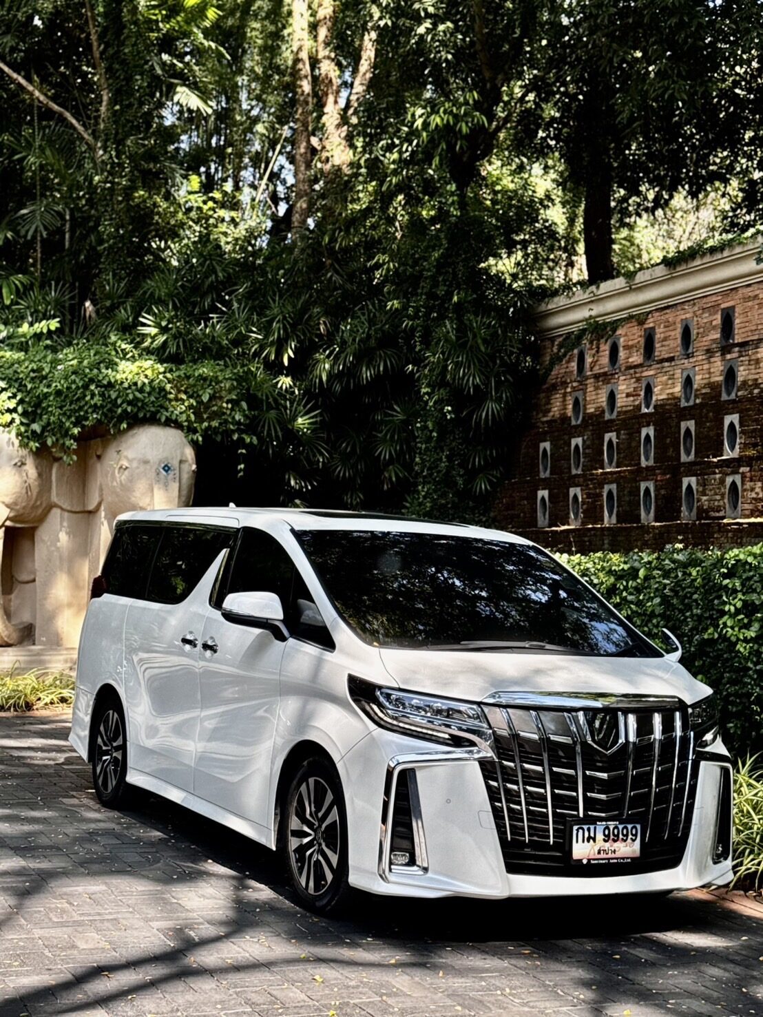 Toyota Alphard สีขาว มุมด้านหน้าแนวตั้ง