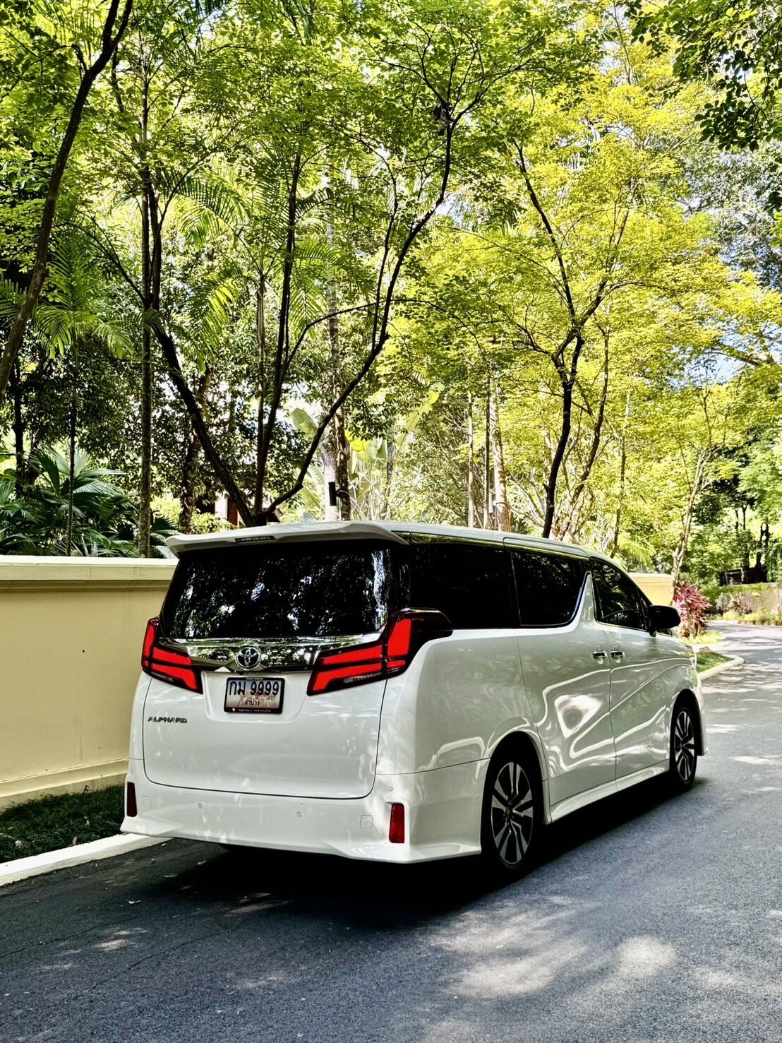 Toyota Alphard สีขาว มุมด้านหลัง