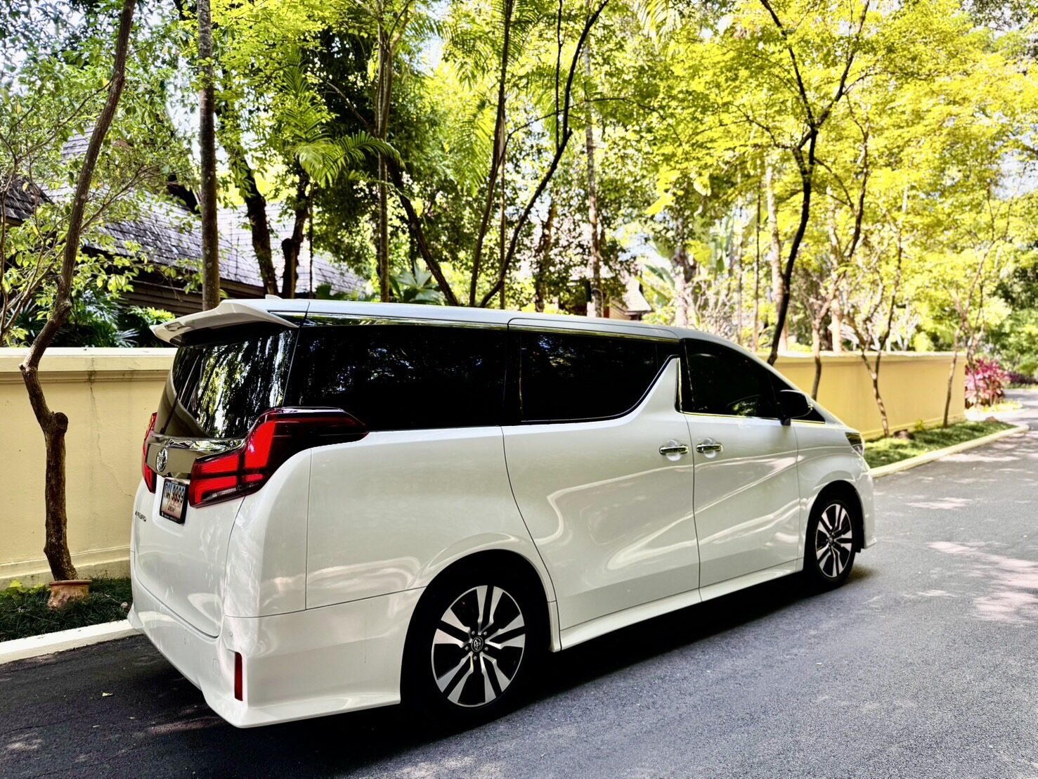 Toyota Alphard สีขาว มุมด้านข้าง